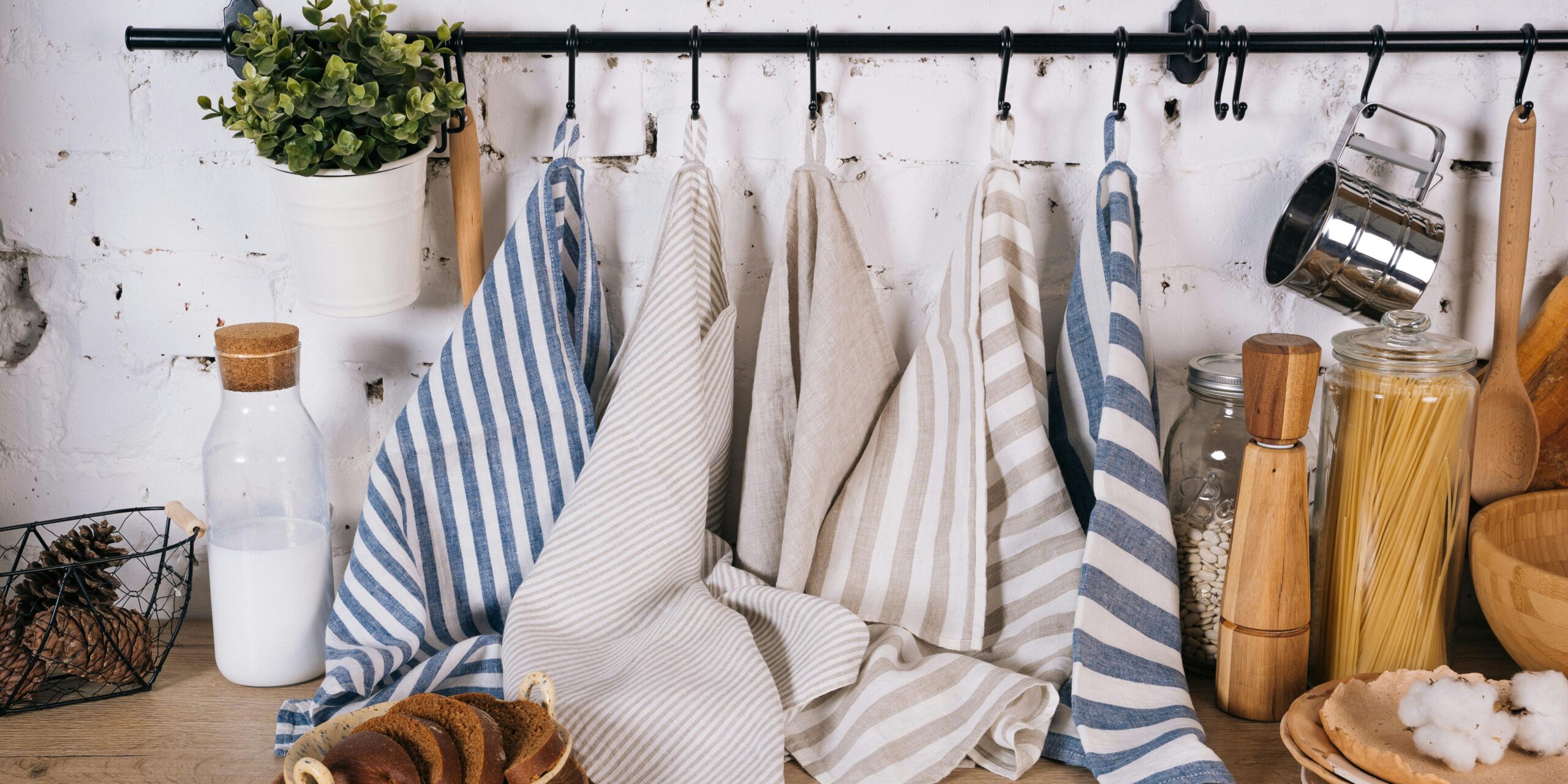 paños de cocina colgados en la cocina
